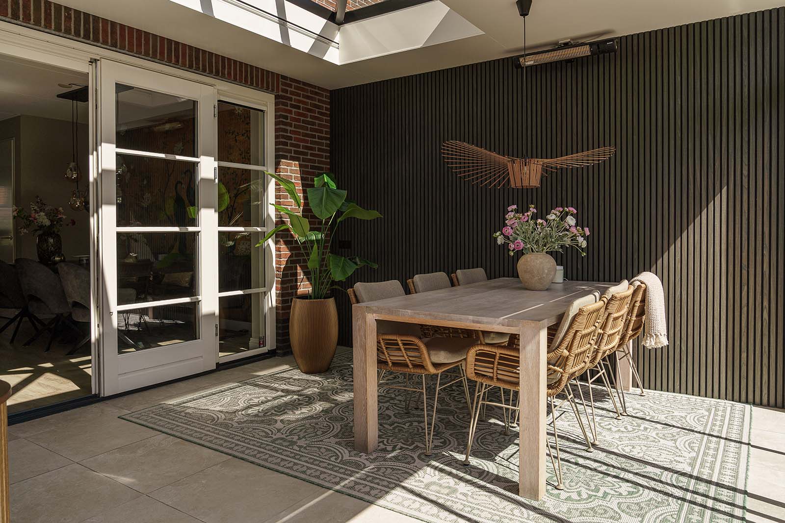 Moderne tuinkamer met lichtstraat