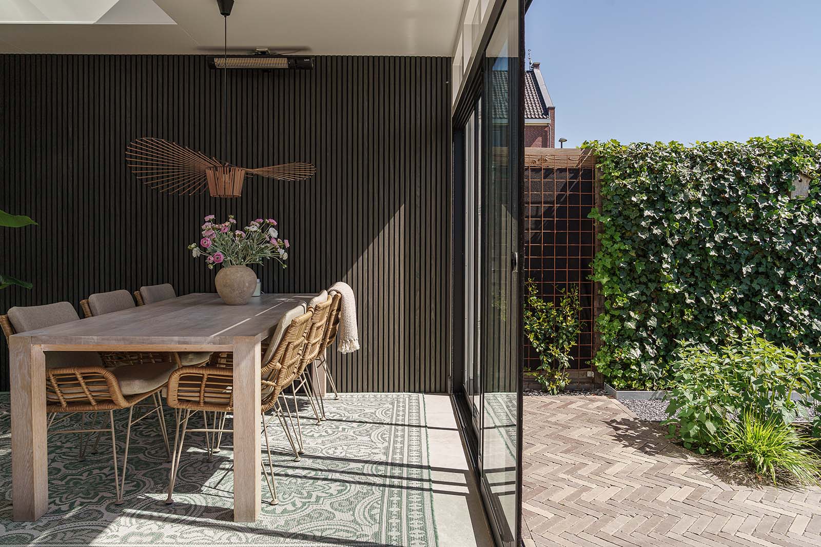 Moderne tuinkamer met keramische tegelvloer