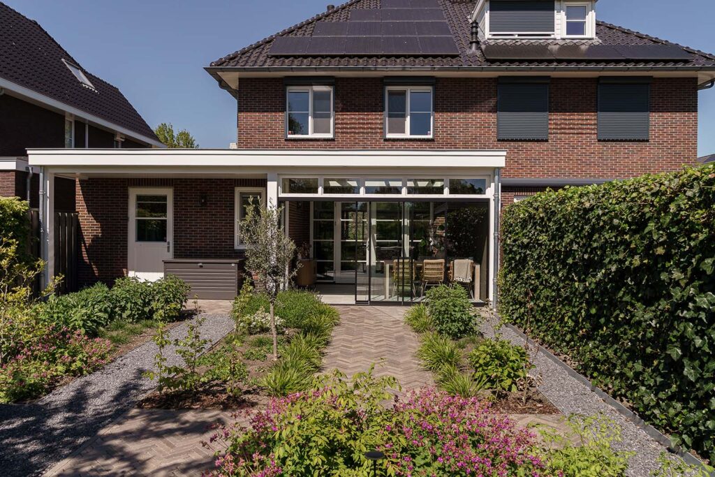 Moderne tuinkamer met overkapping in Gorinchem